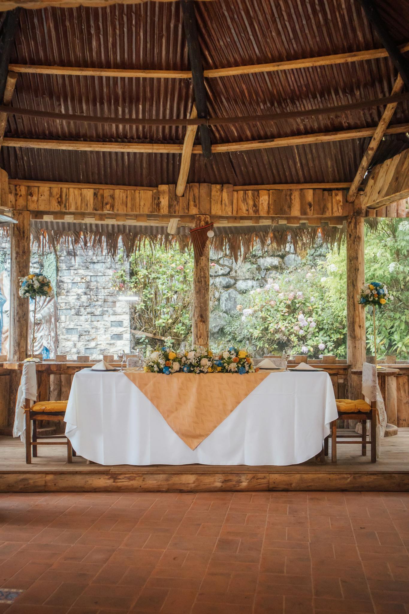 Elegant rustic wedding reception setup in Cuenca, Ecuador. Perfect for outdoor events.